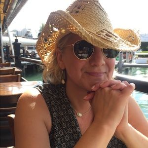 Meet your Posher, Julia